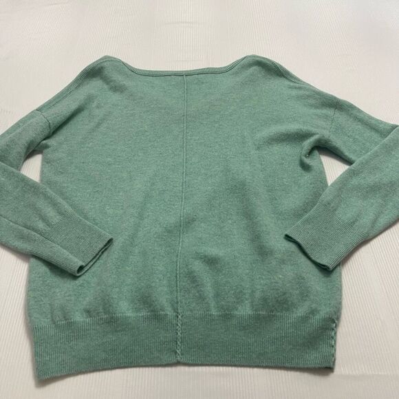 Label + Thread Women’s Green V Neck Cashmere Pullover Sweater Size Medium - Picture 8 of 9